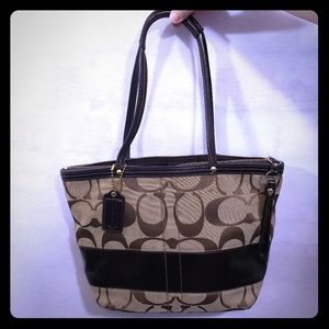 Coach bucket purse in signature pattern